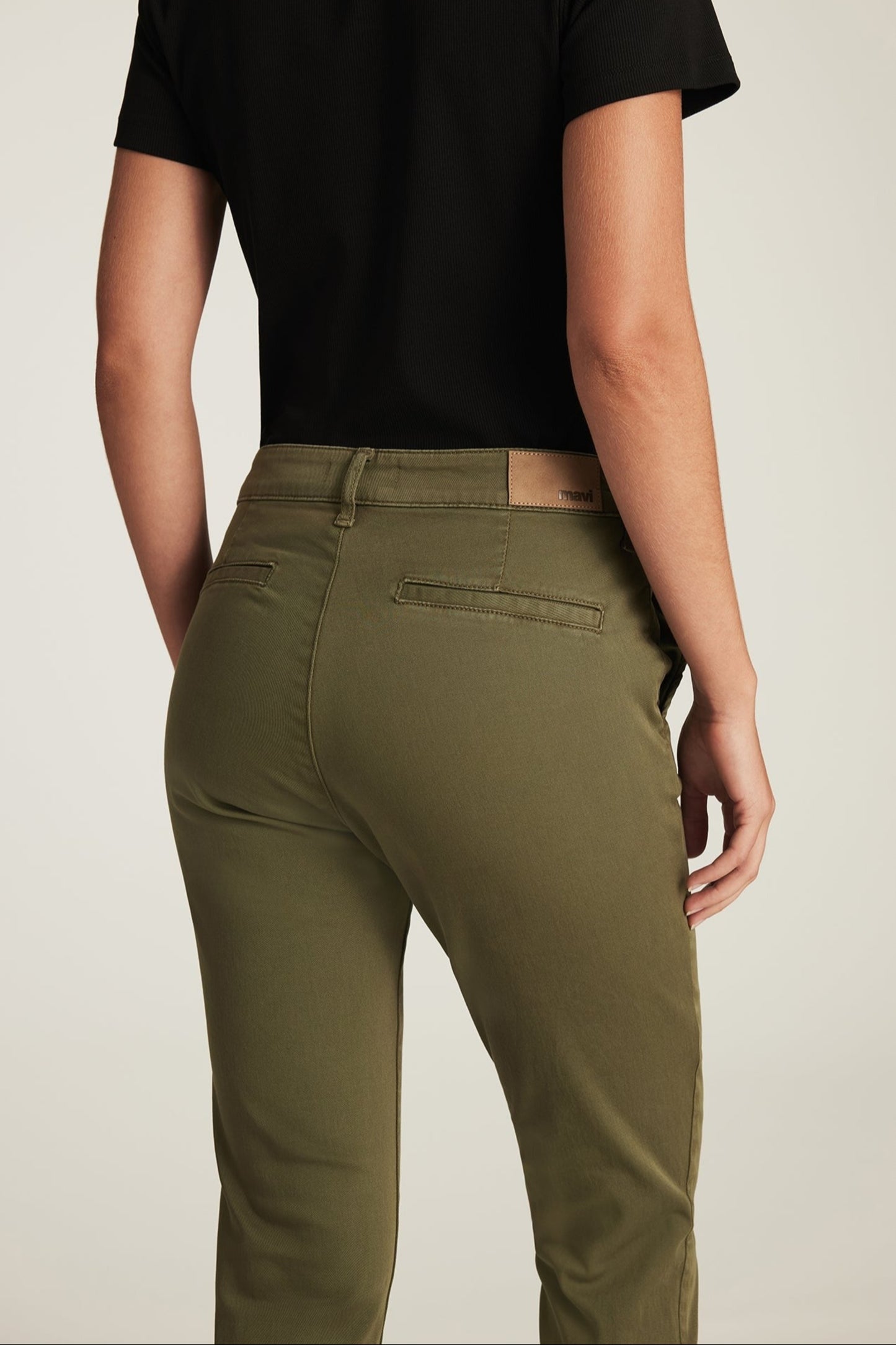 Gros plan sur le dos du pantalon slim boyfriend vert kaki - poches arrières passepoilées