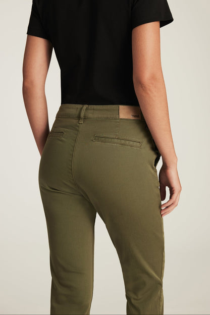 Gros plan sur le dos du pantalon slim boyfriend vert kaki - poches arrières passepoilées