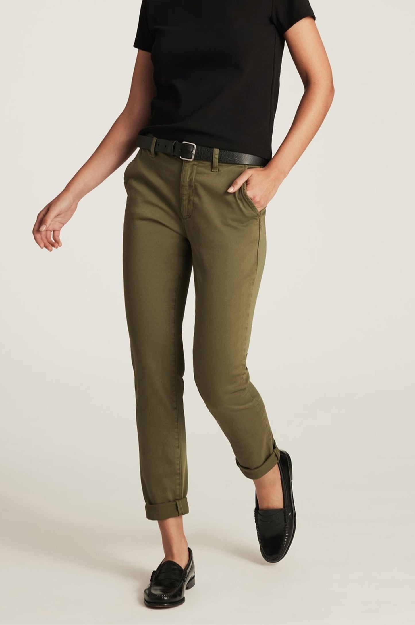 Vue de face en pied du pantalon slim boyfriend vert kaki porté avec ceinture - style casual chic