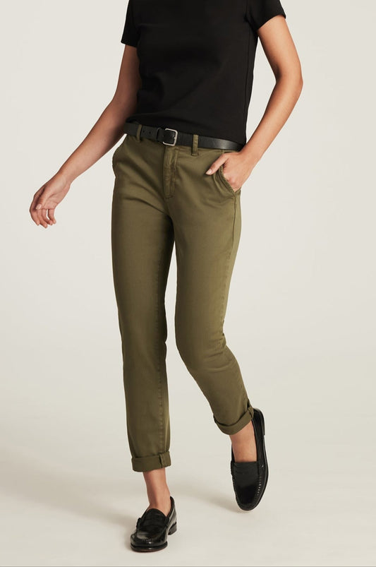 Vue de face en pied du pantalon slim boyfriend vert kaki porté avec ceinture - style casual chic