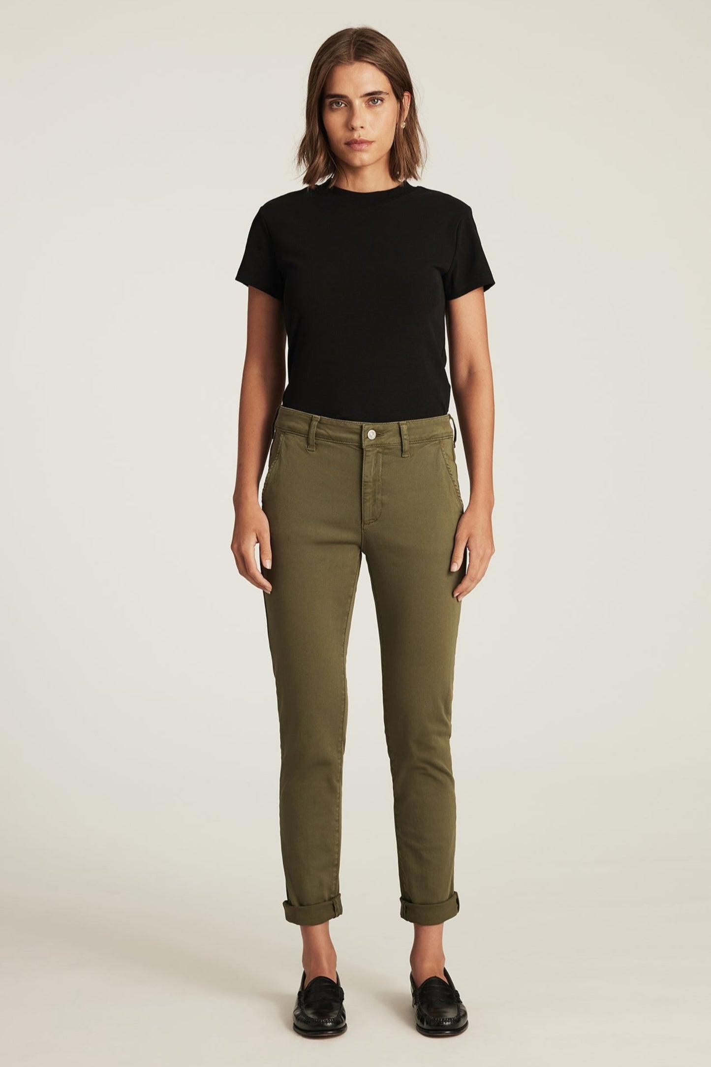 Vue frontale du pantalon slim boyfriend vert kaki - silhouette moderne taille mi-haute