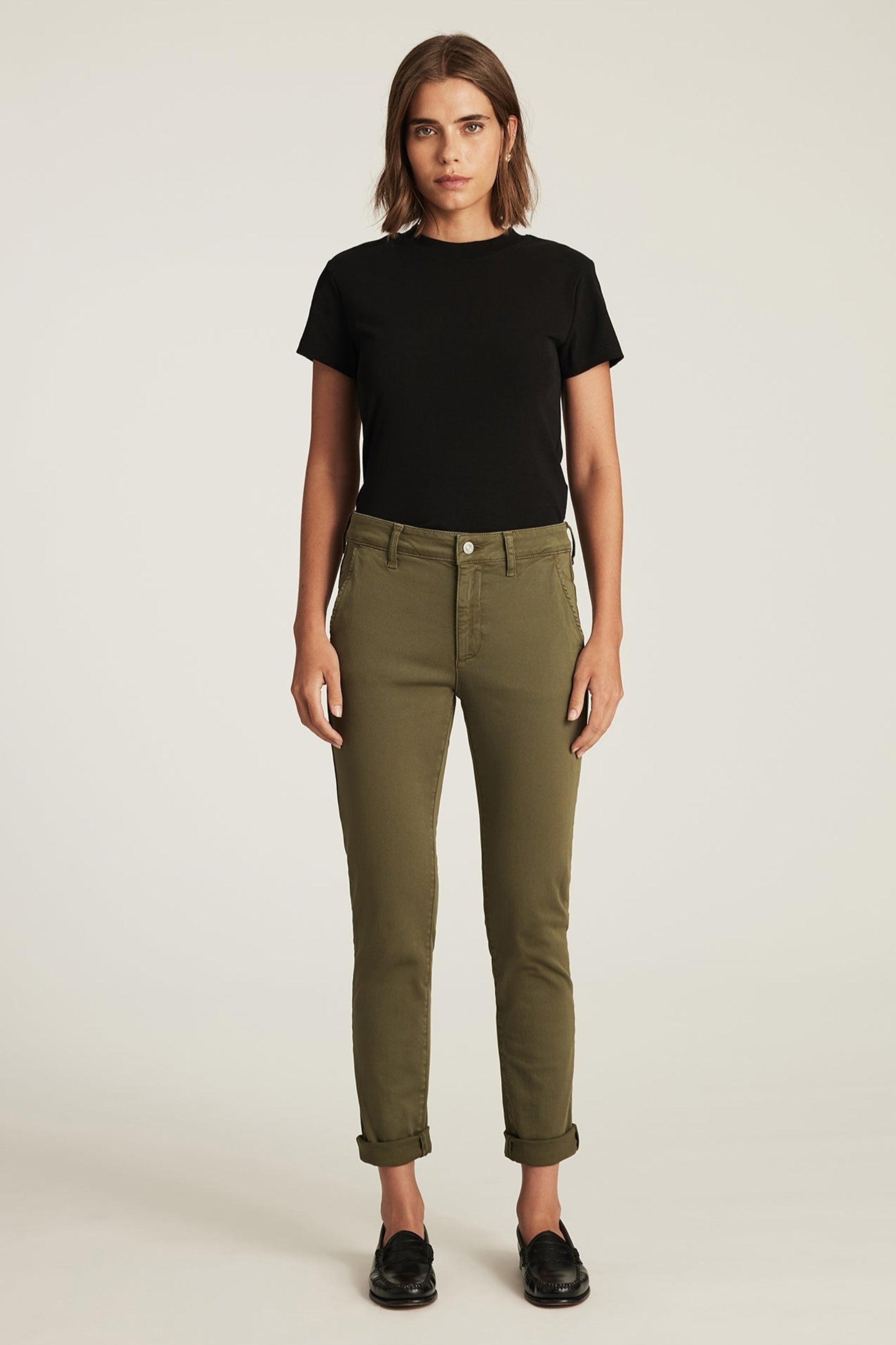 Vue frontale du pantalon slim boyfriend vert kaki - silhouette moderne taille mi-haute
