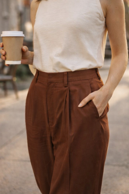 Pantalon brun taille haute a pinces avec plis avant tissu fluide leger