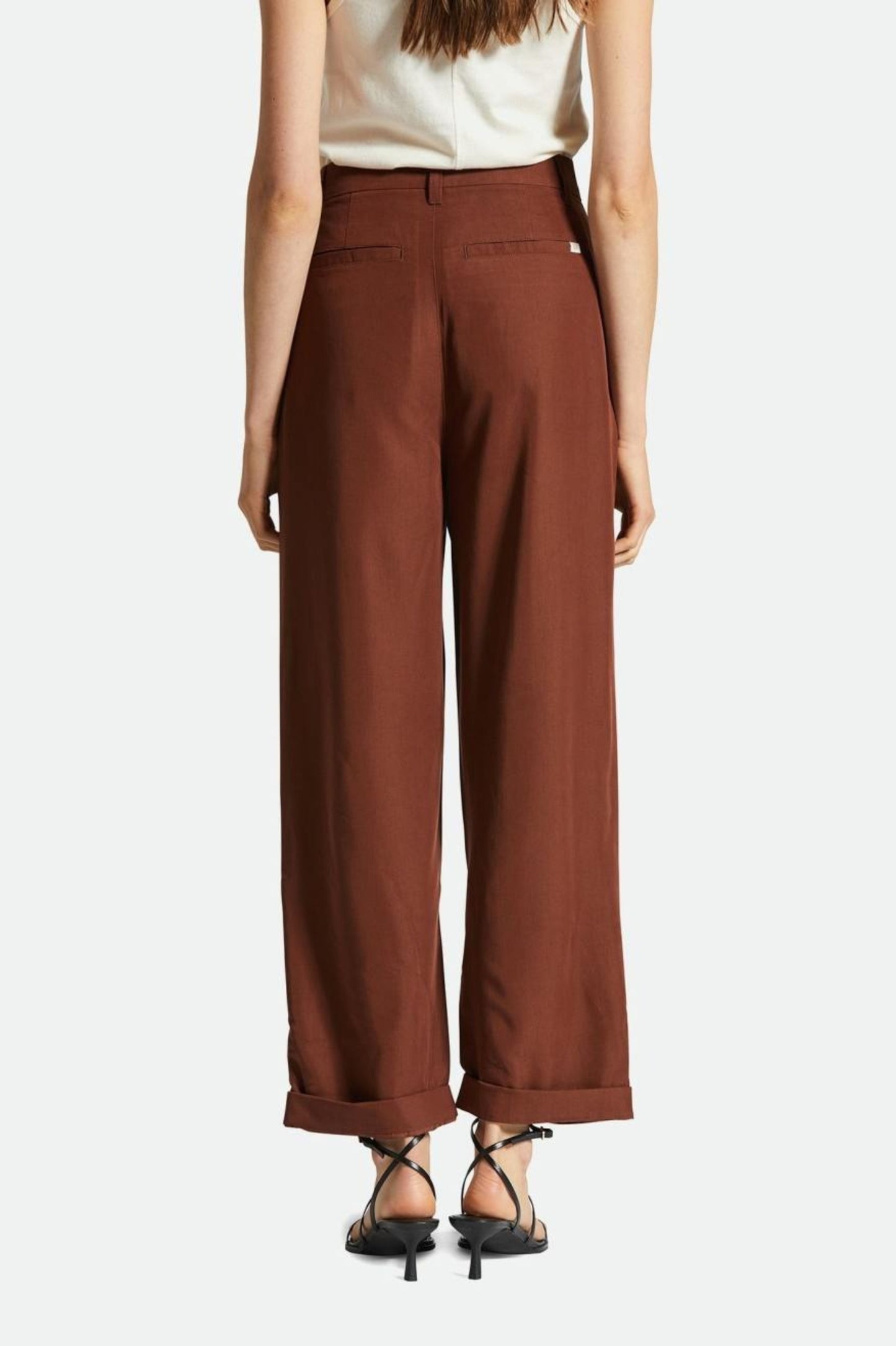 Pantalon brun avec poches passepoilees arriere coupe decontractee