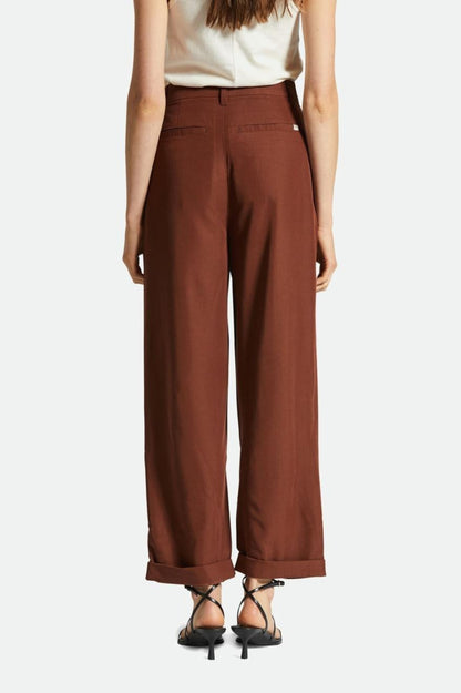 Pantalon brun avec poches passepoilees arriere coupe decontractee