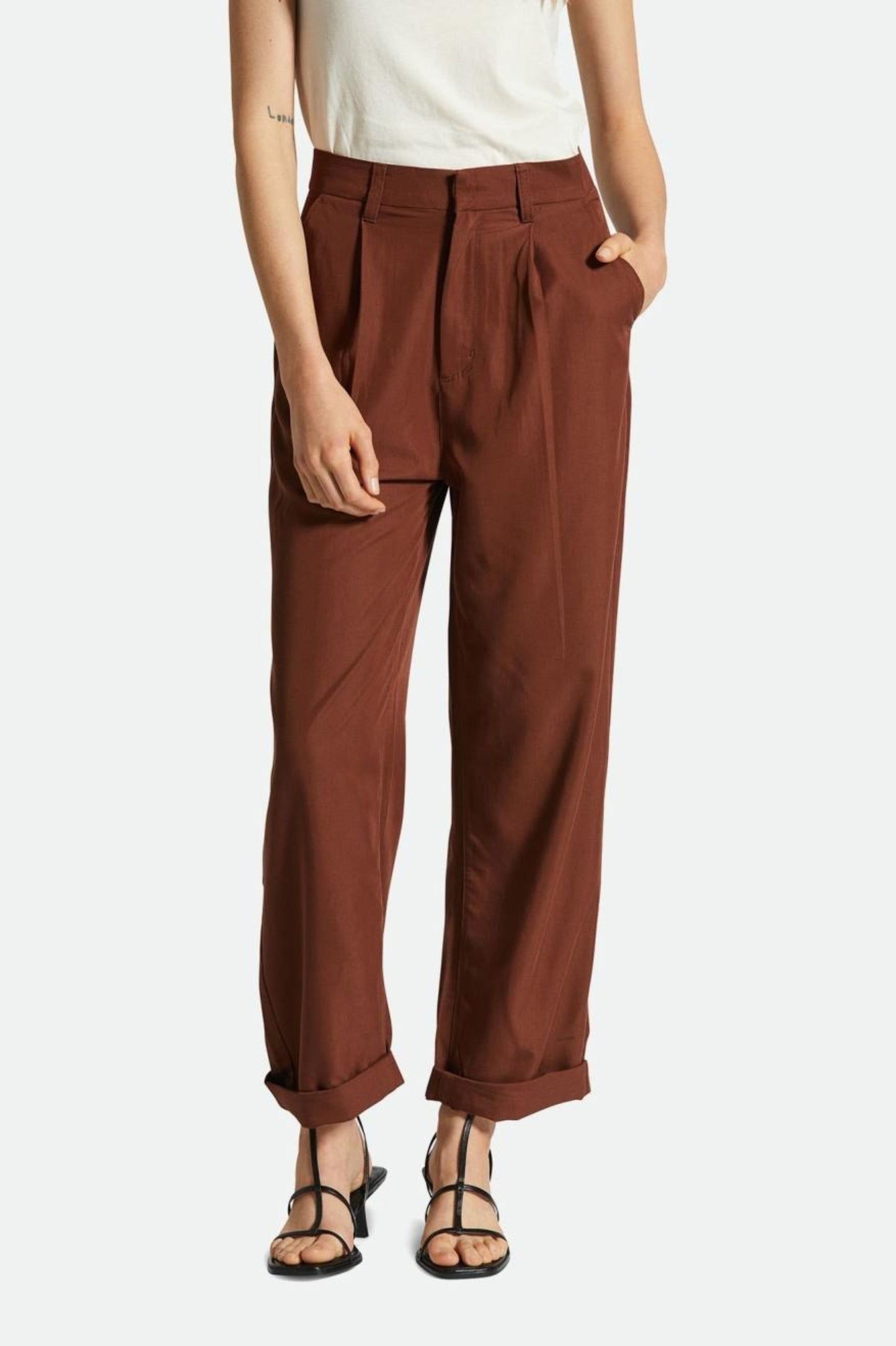 Pantalon brun a pinces coupe ample avec ourlet retourne et plis avant