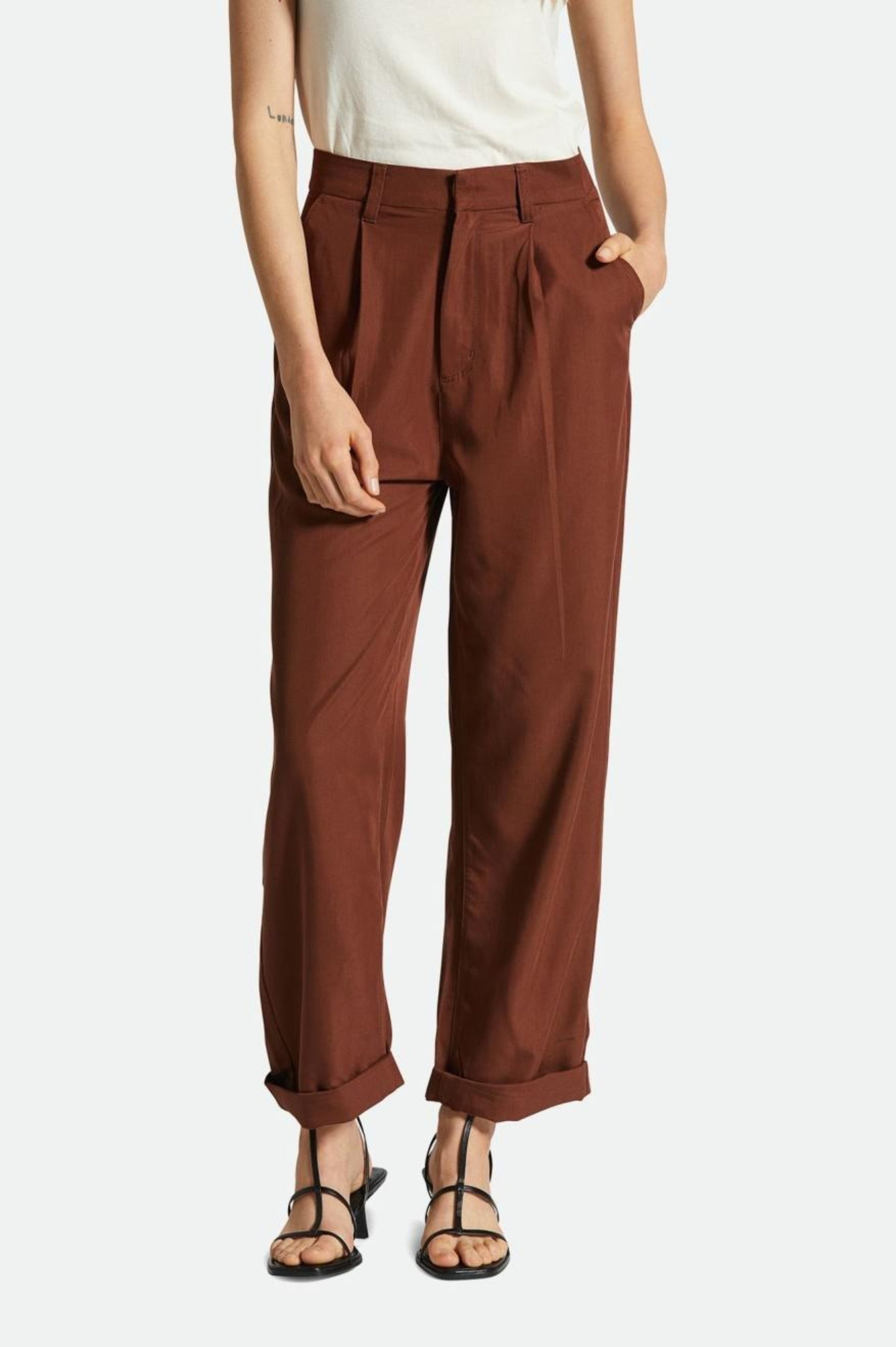 Pantalon brun a pinces coupe ample avec ourlet retourne et plis avant