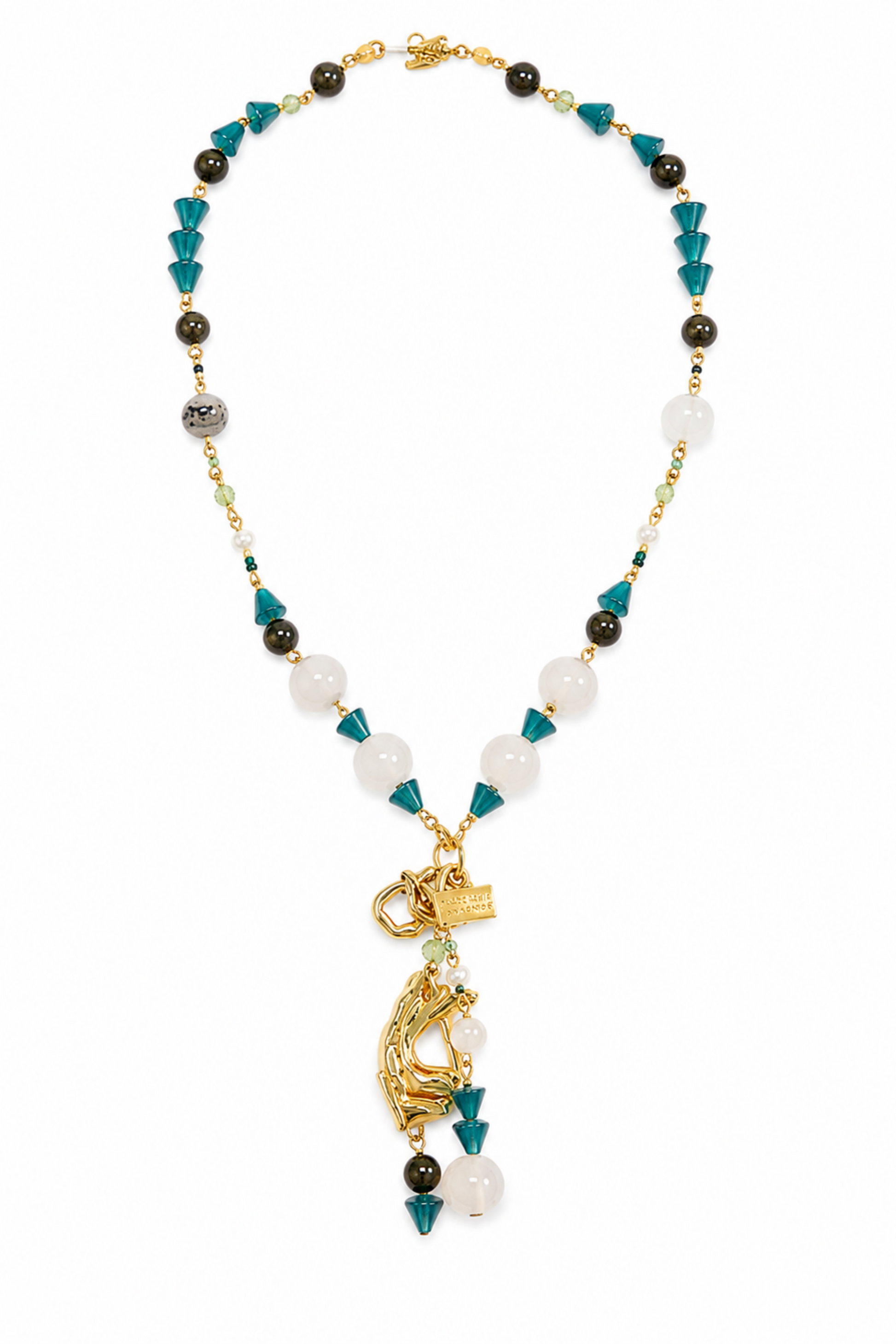 Collier Paola Bleu Anne-Marie Chagnon présenté sur fond blanc, avec perles en verre bleues, blanches et foncées et pendentif doré artistique.
