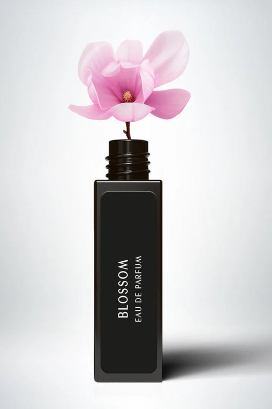 Flacon de parfum Blossom noir mat avec fleur rose – parfum floral naturel