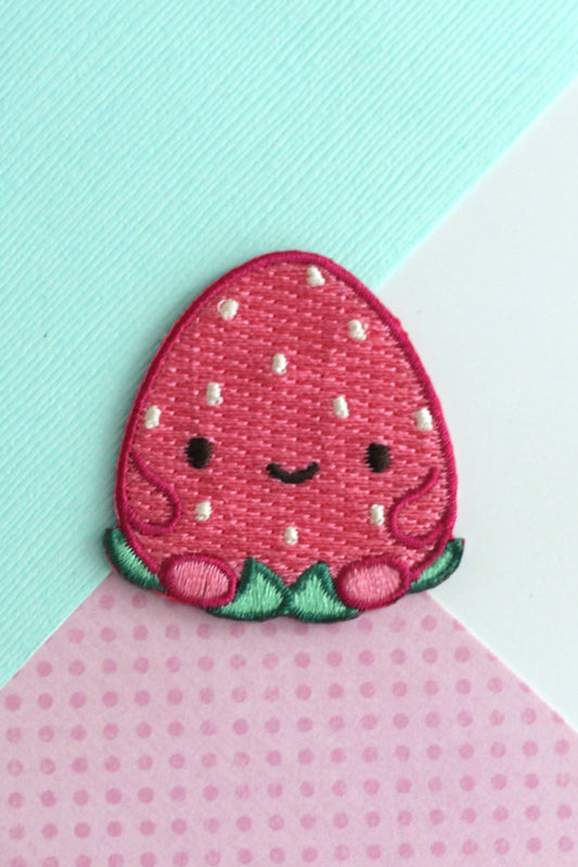 Patch Fraise brodé rouge avec feuilles vertes sur fond pastel