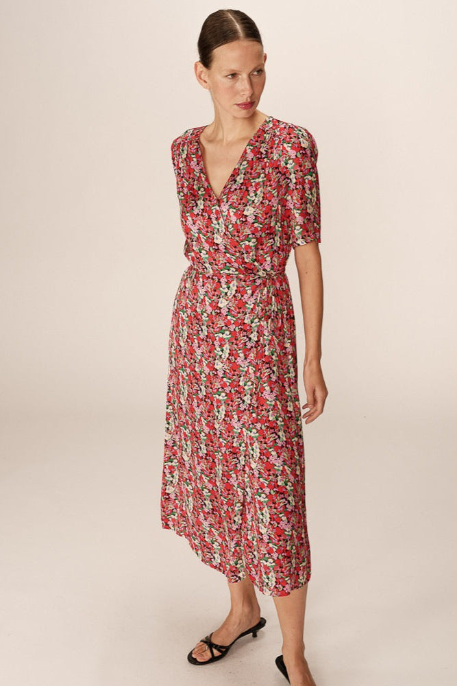 Vue portée en trois quarts – Robe midi fleurie rouge avec coupe fluide