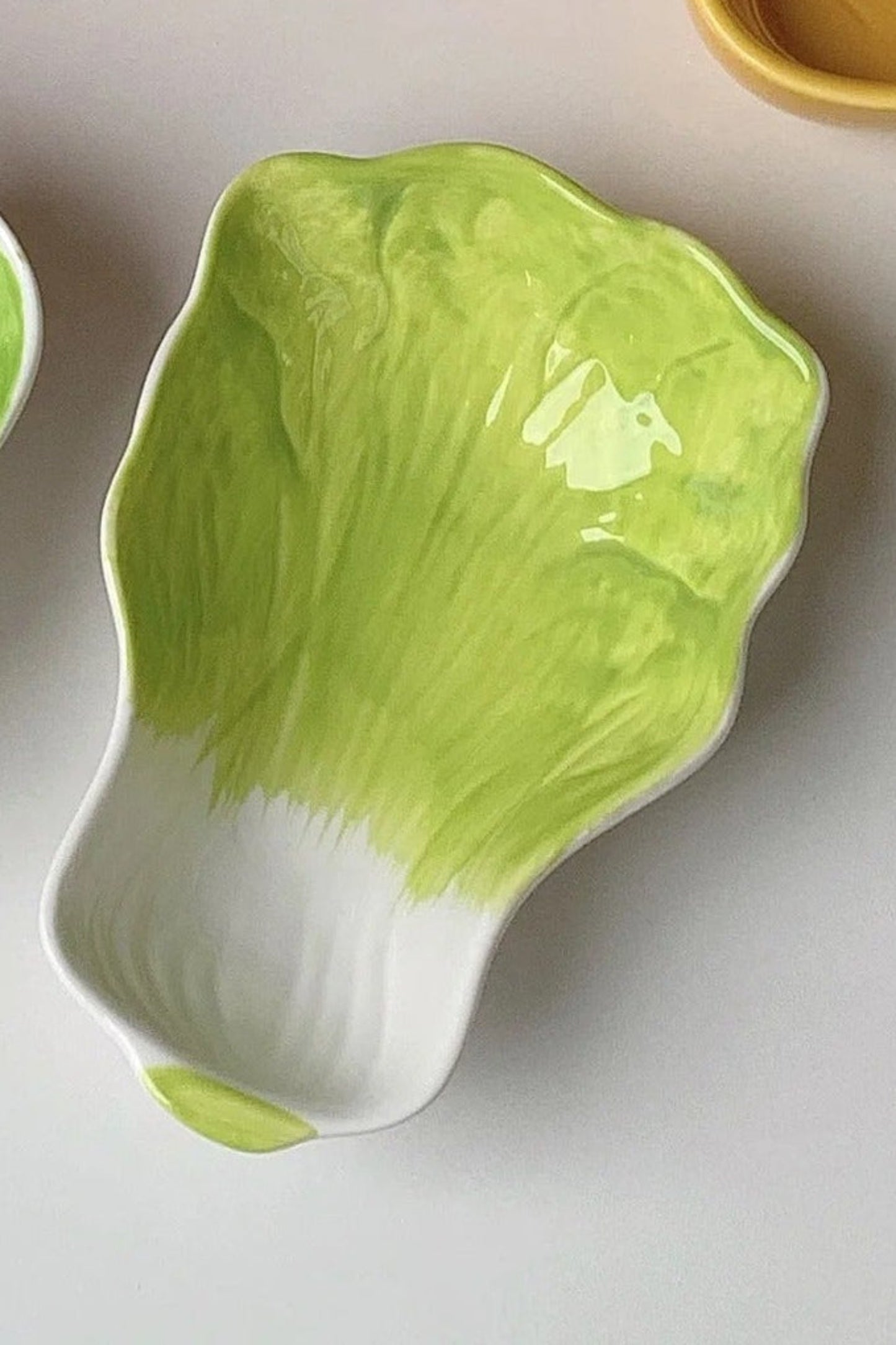 Petit plat en porcelaine en forme de chou vert, finition brillante