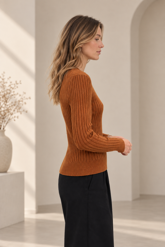 Chandail Pia camel vu de côté, coupe ajustée et texture côtelée élégante.