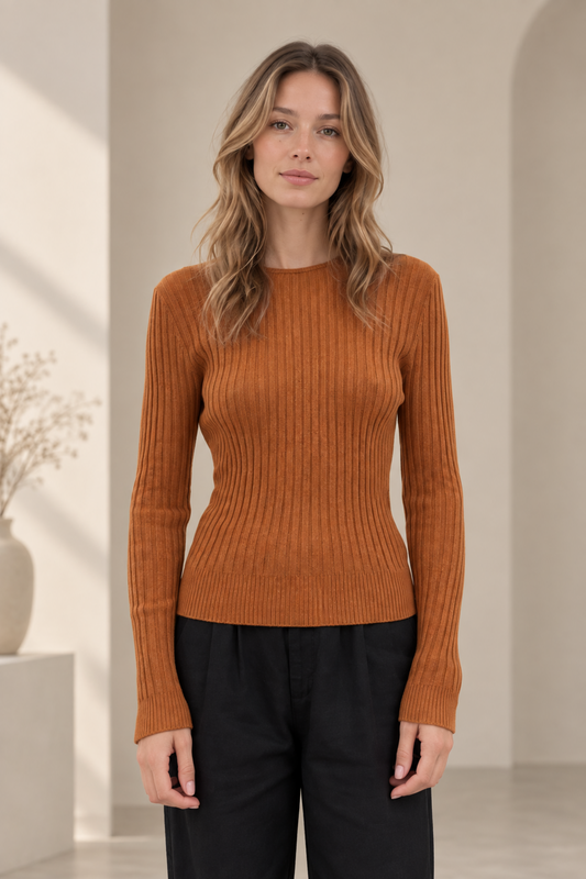 Chandail Pia camel porté de face avec pantalon noir, maille côtelée ajustée et manches longues.