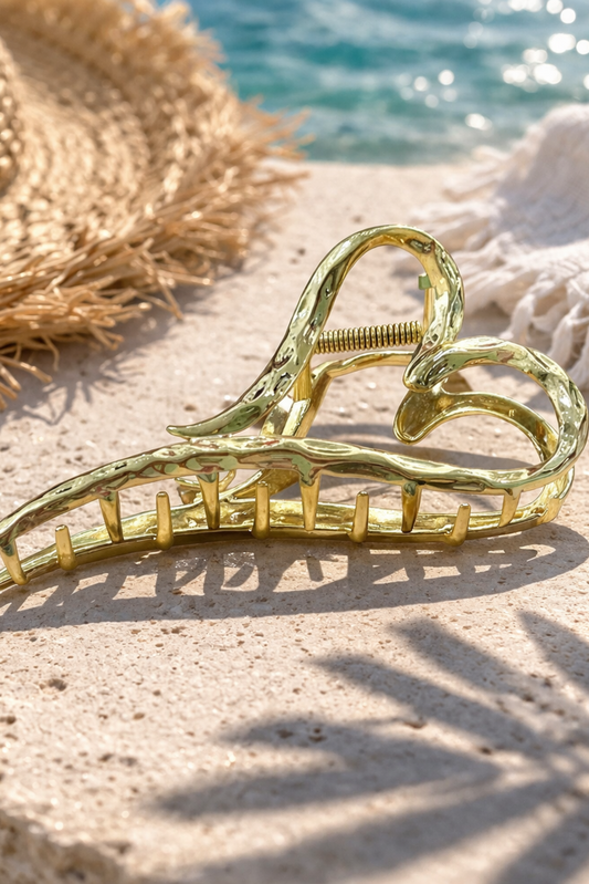 pince a cheveux doree en forme de coeur avec finition brillante