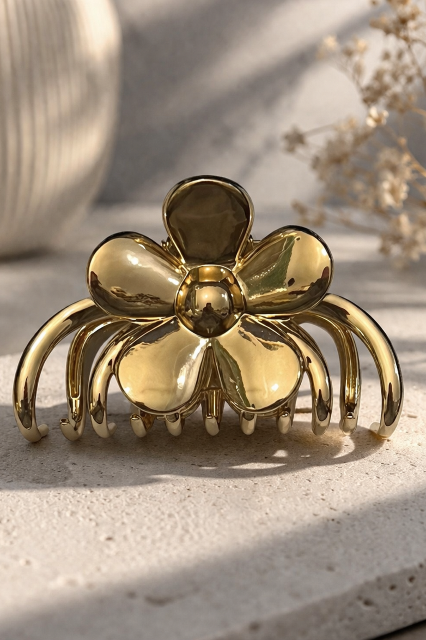 détail pince cheveux métallique dorée + design floral élégant