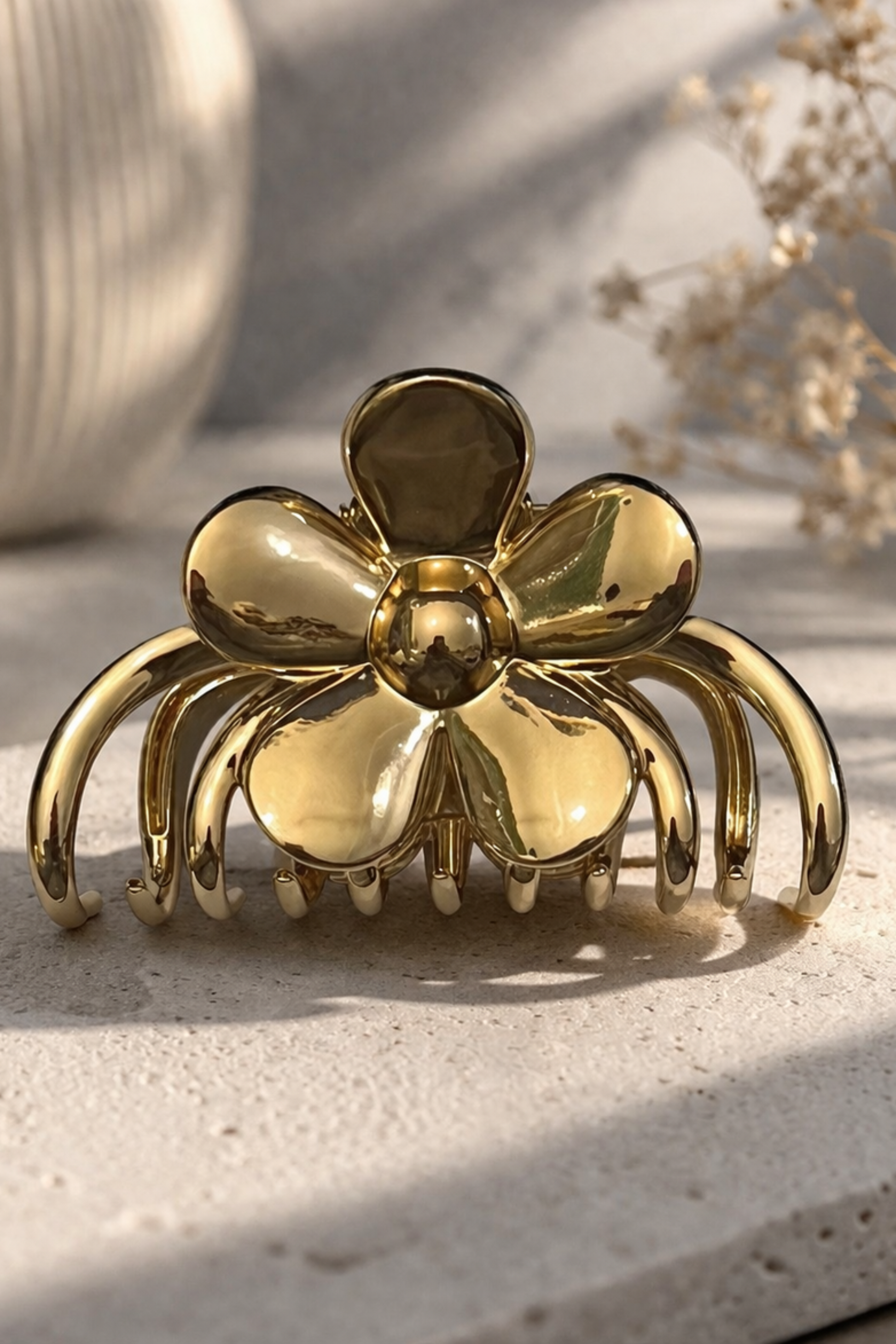 détail pince cheveux métallique dorée + design floral élégant