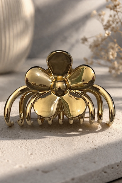 détail pince cheveux métallique dorée + design floral élégant