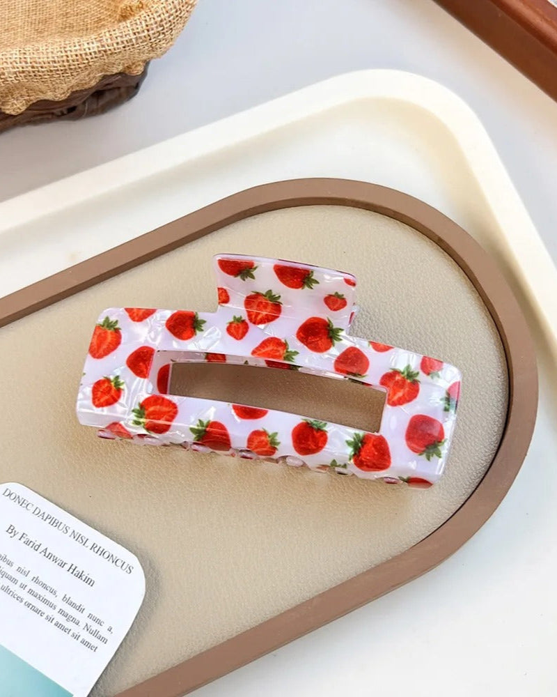 Pince à cheveux en acétate grand format 10,3 cm avec motif fraises, vue de dessus