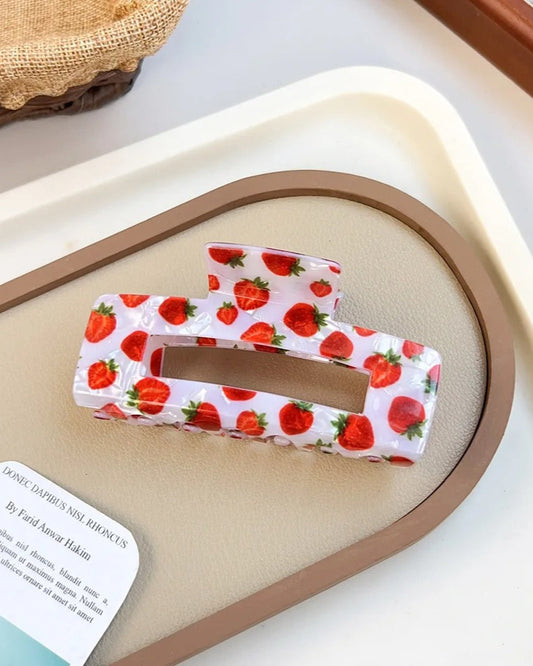 Pince à cheveux en acétate grand format 10,3 cm avec motif fraises, vue de dessus