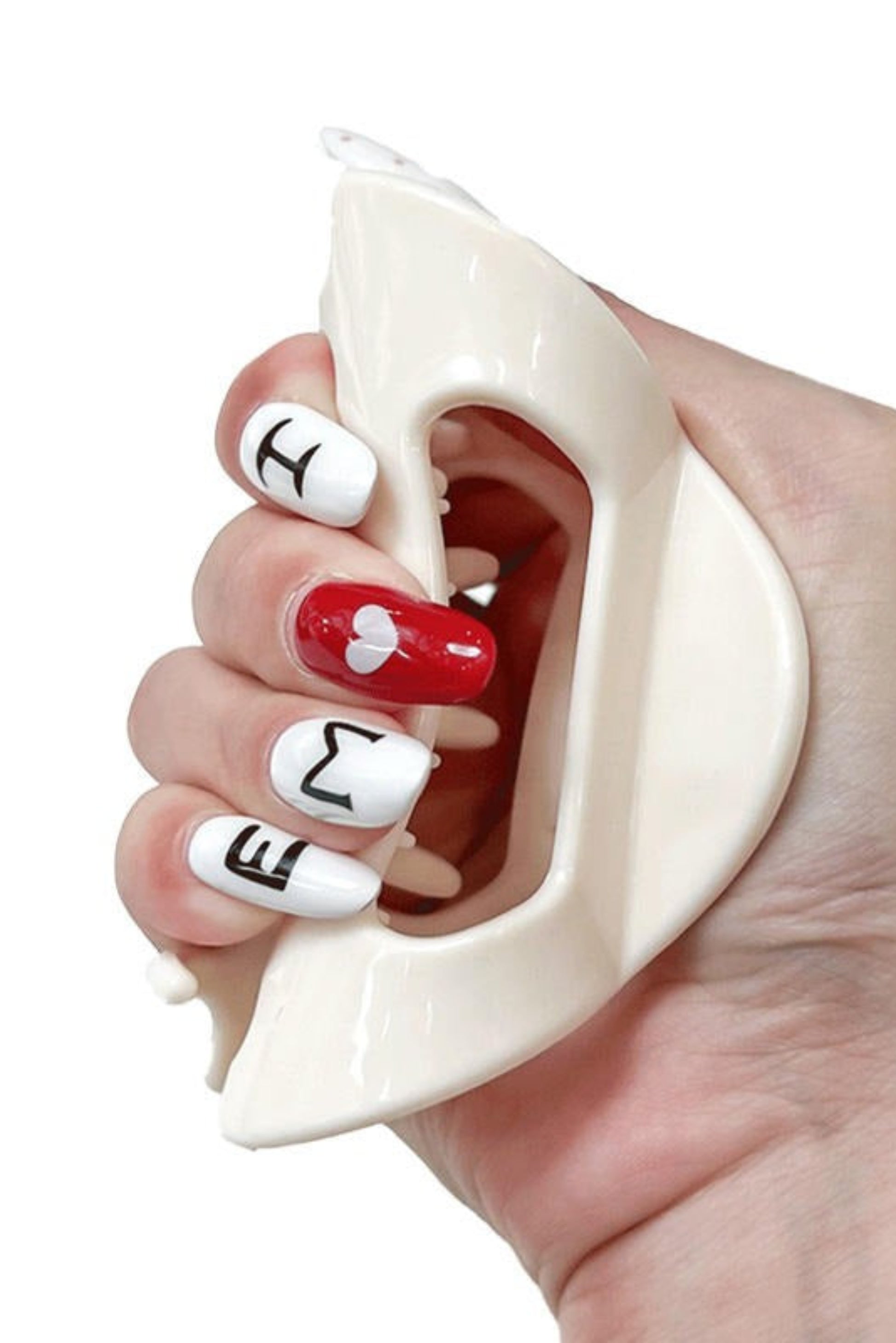 Pince à cheveux arc blanc tenue en main – structure souple et incassable