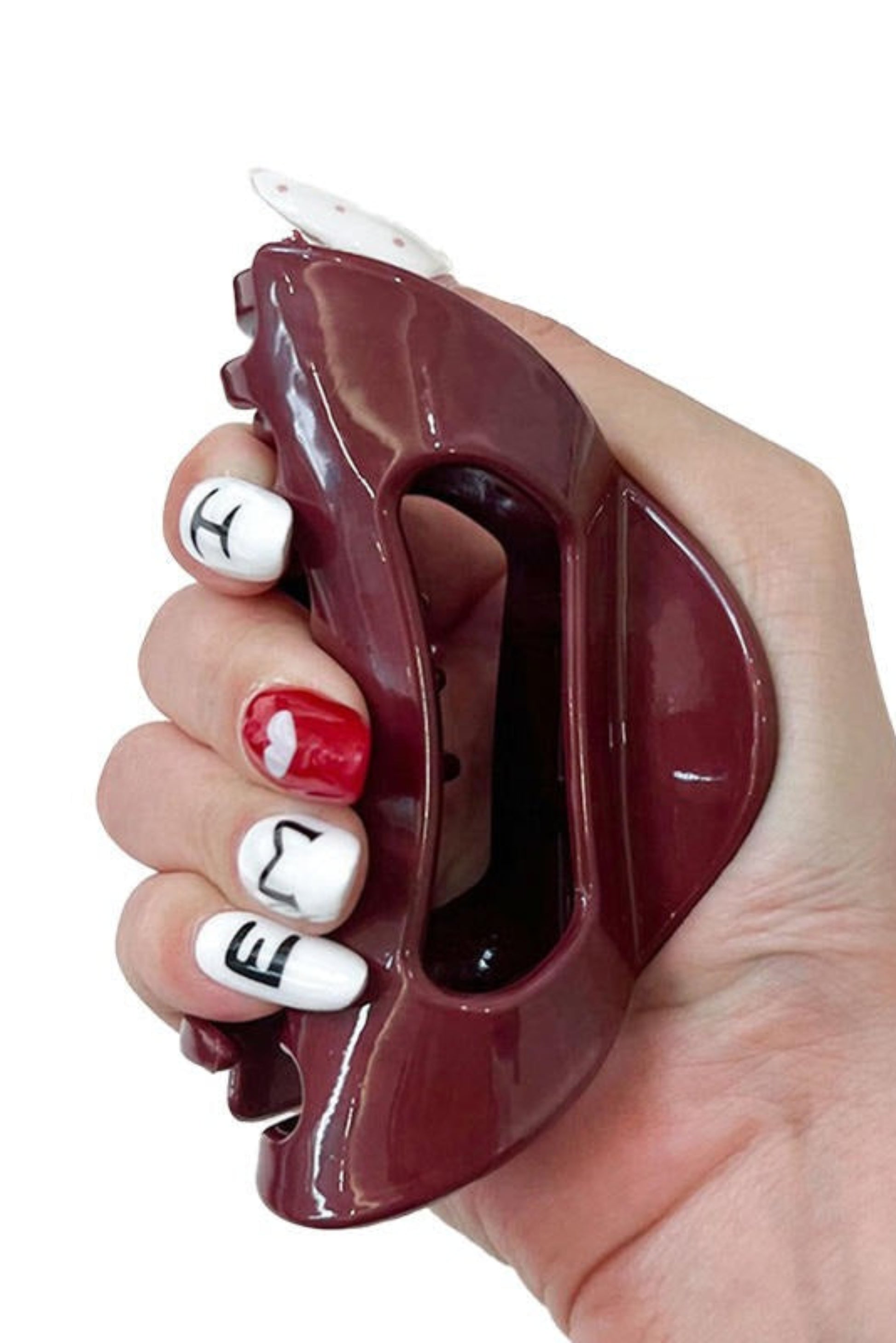 Pince à cheveux arc rouge tenue en main – structure souple et incassable