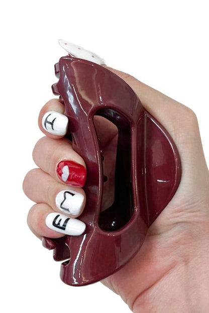 Pince à cheveux arc rouge tenue en main – structure souple et incassable