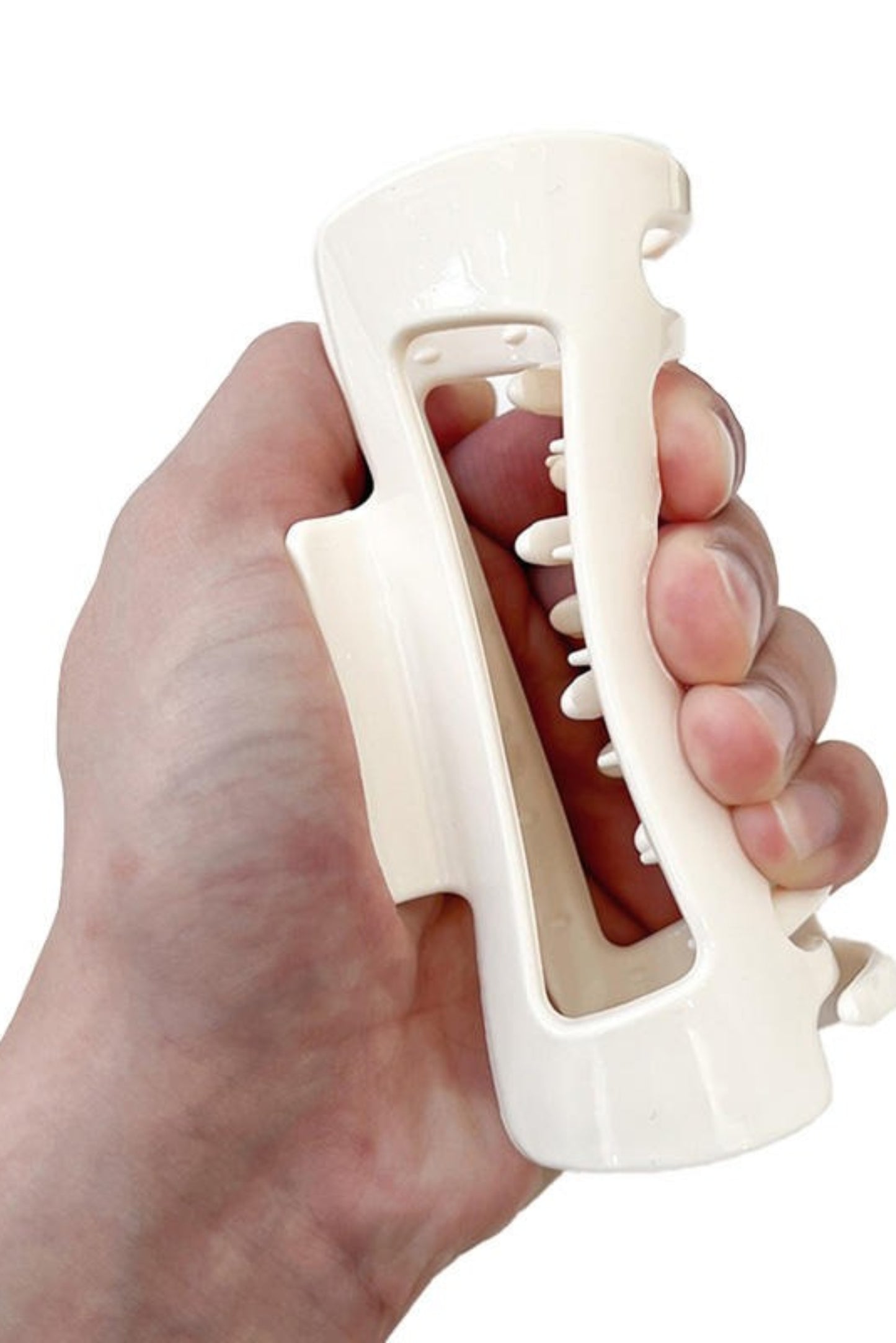 Pince à cheveux rectangle blanc tenue en main – structure souple et incassable