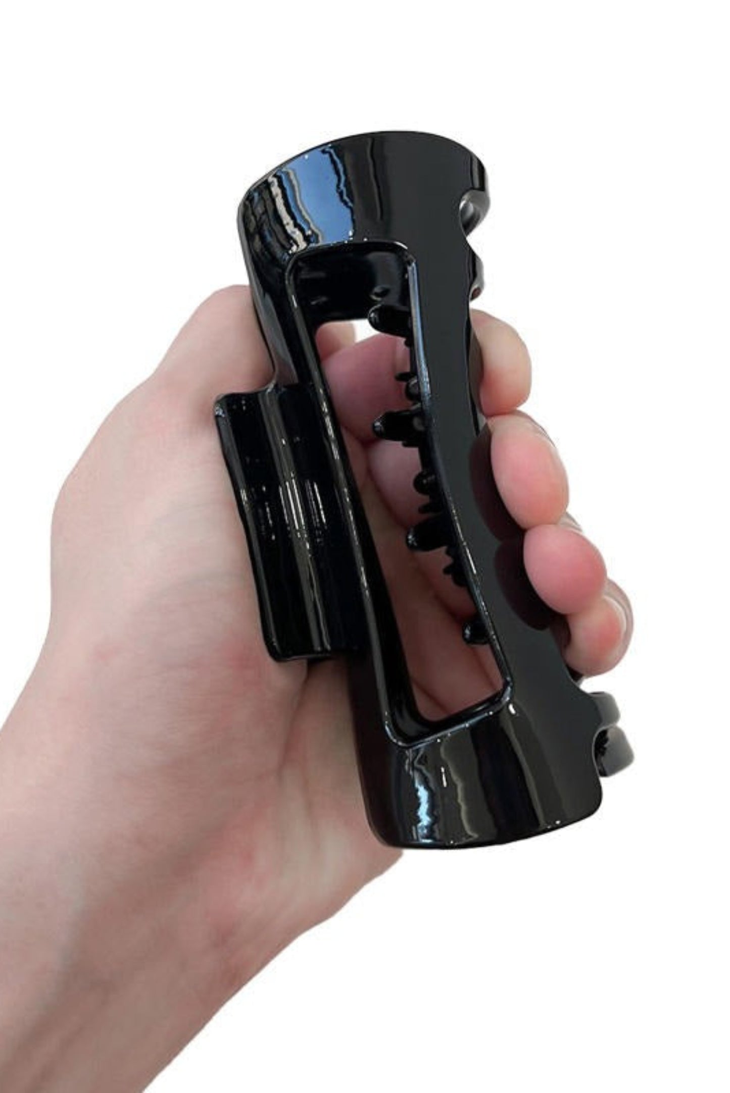 Pince à cheveux rectangle noir tenue en main – structure souple et incassable