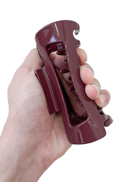 Pince à cheveux rectangle rouge tenue en main – structure souple et incassable