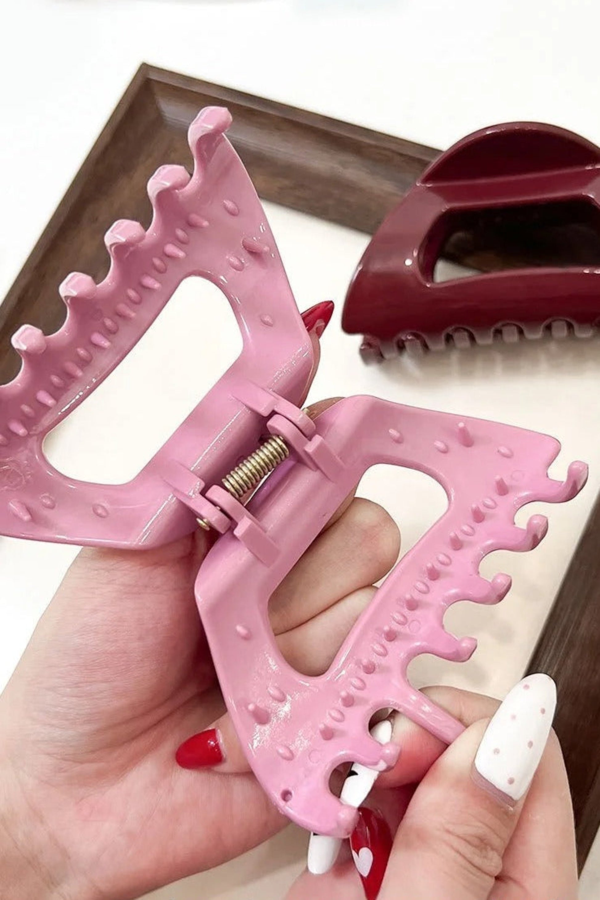 Pince à cheveux rose tenue en main – structure souple et incassable