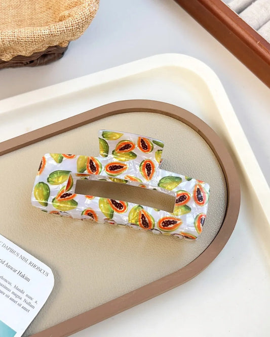Pince à cheveux en acétate grand format 10,3 cm avec motif papayes, vue de dessus