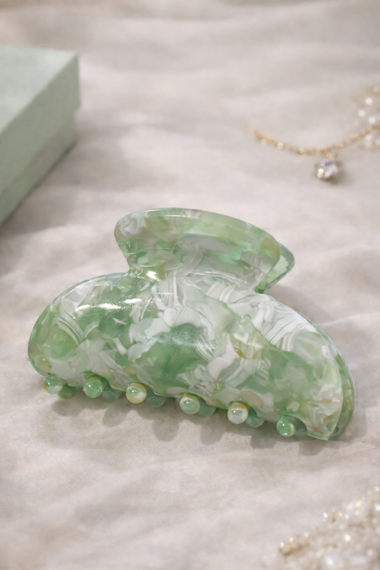 Vue dessus de la pince marbrée effet jade + design élégant et brillant