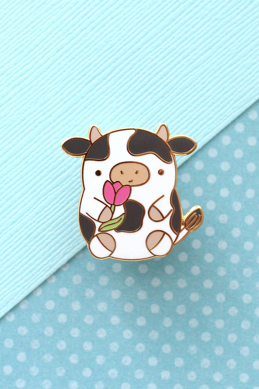 Détail du pin’s en émail vache avec tulipe rose et contour doré