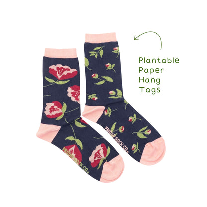 Paire de chaussettes à motif pivoine avec bord rose et fond marine, fabriquées en coton écoresponsable
