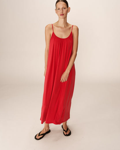 Vue de face de la robe longue framboise avec encolure froncée et bretelles fines