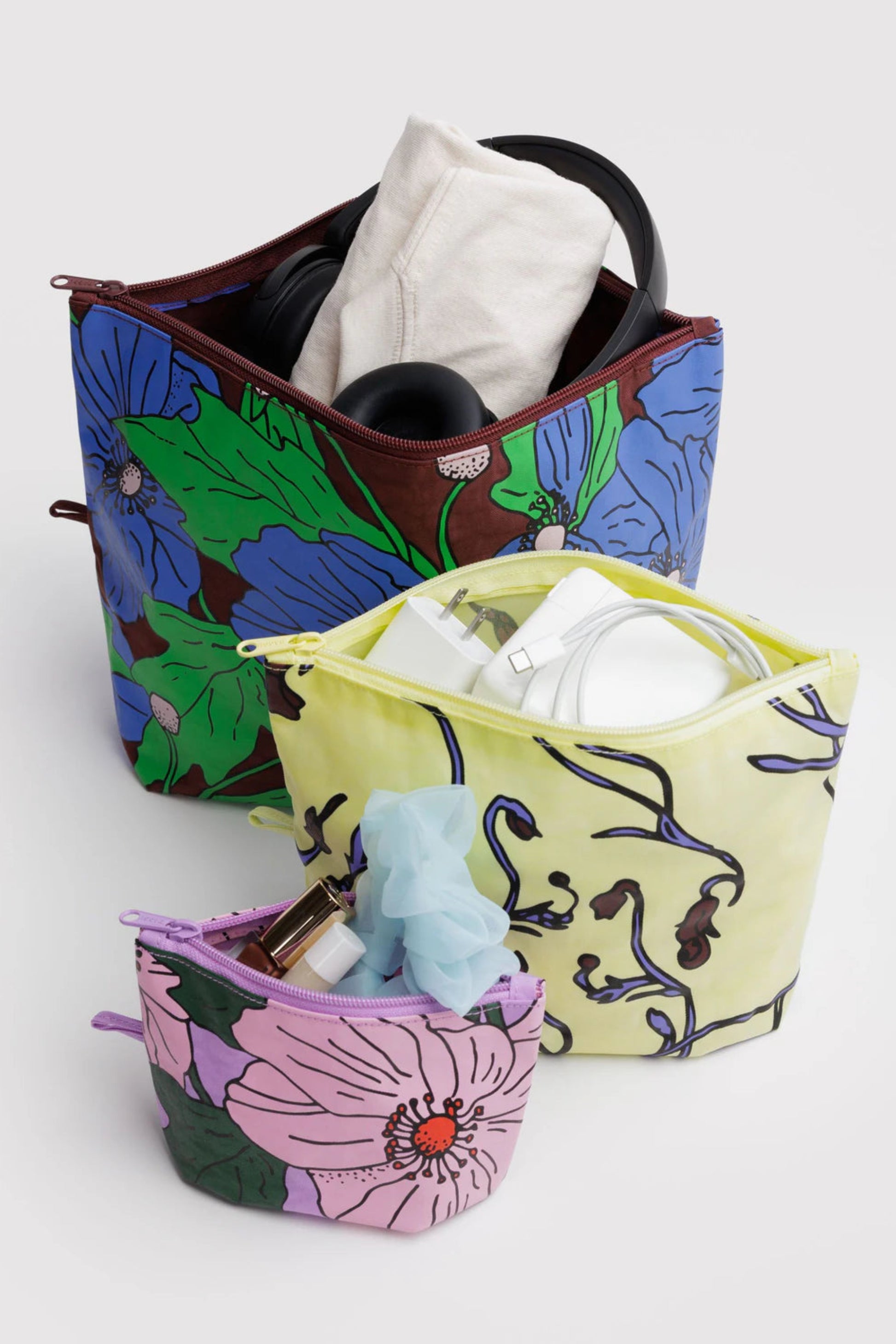 Pochettes Coquelicots remplies d'accessoires, formats grand, moyen et petit en nylon recyclé