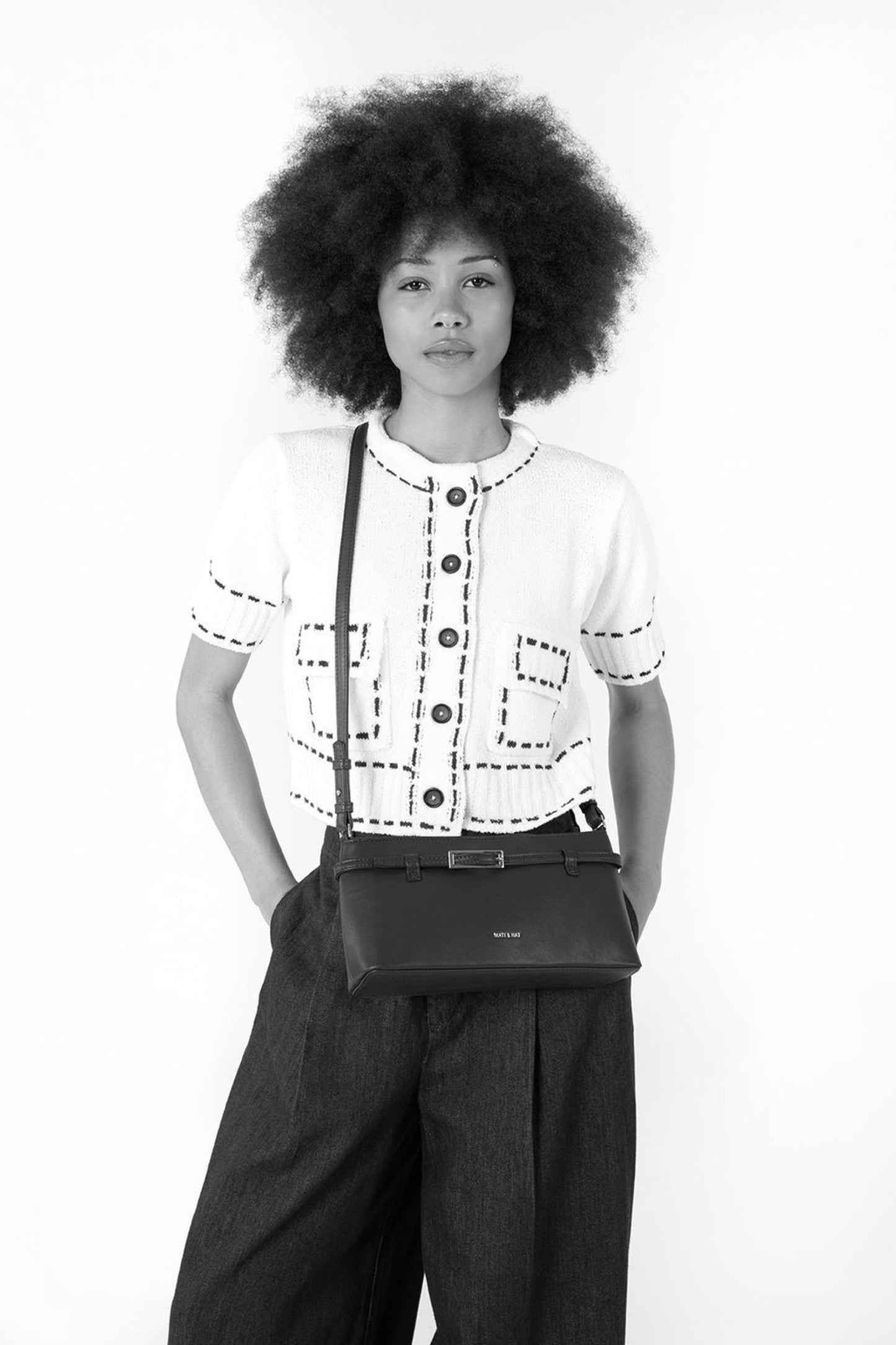  Pochette Mireille crème portée en bandoulière devant, style chic et minimaliste