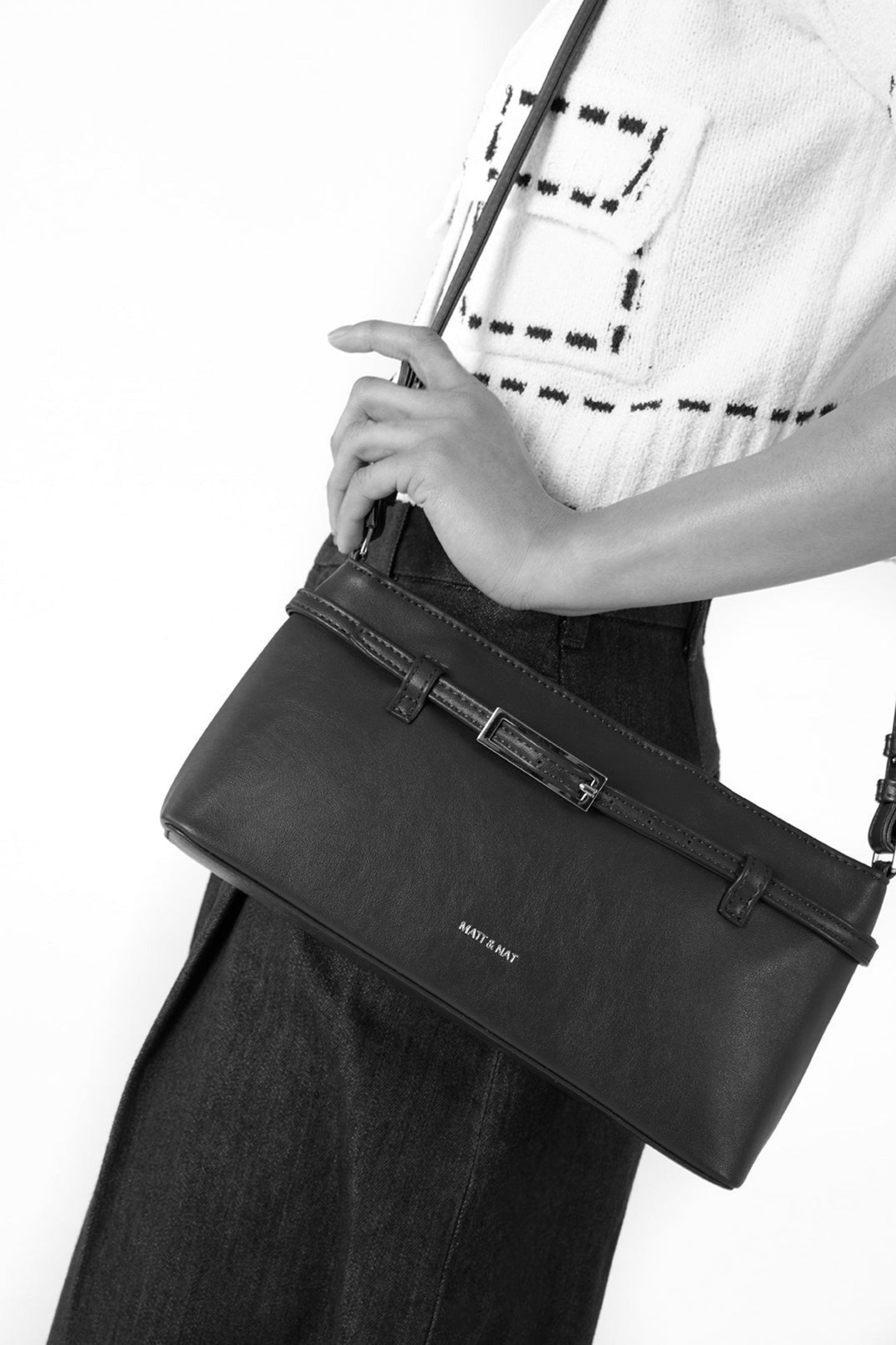 Gros plan de la pochette Mireille crème avec détail ceinture et finition soignée
