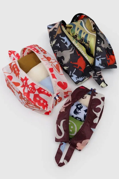 Pochettes Baggu ouvertes montrant leur capacité de rangement – motifs western variés