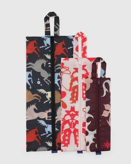 Ensemble de trois pochettes Baggu pliées – motifs western colorés, avec fermeture zippée