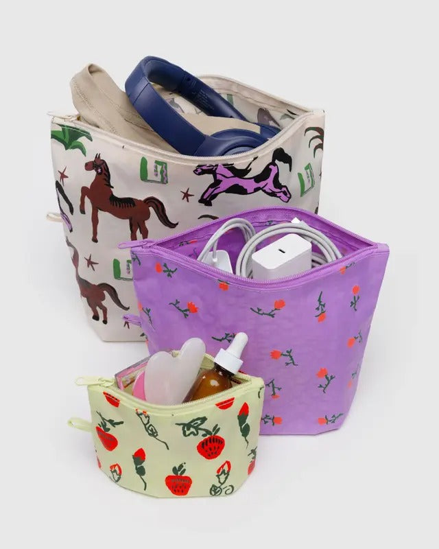 Pochettes Baggu Prairie peinte positionnées debout selon la taille, en nylon épais recyclé