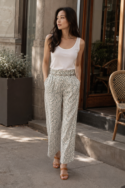 Femme portant le pantalon Poco blanc à motif animal dans une rue de Montréal, avec coupe fluide et jambe large confortable.