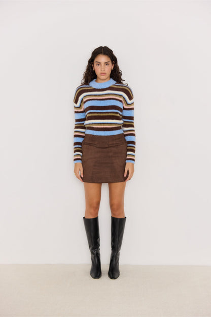  Pull Poet rayé multicolore, look complet avec mini-jupe brune