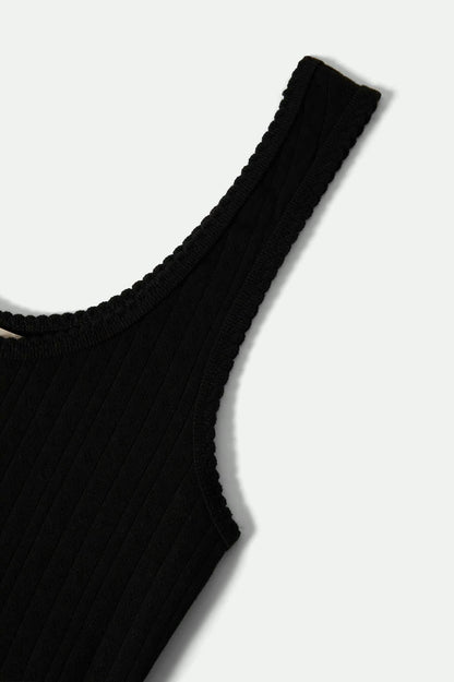 Gros plan sur la bretelle du débardeur Pointelle noir – finition soignée