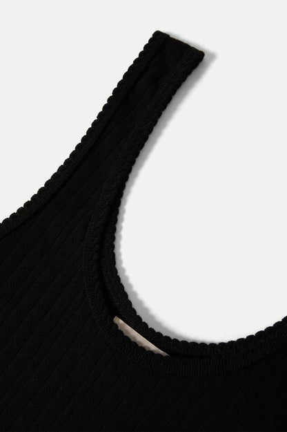 Gros plan sur l’encolure du débardeur Pointelle noir – maille côtelée