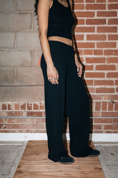 Débardeur Pointelle noir porté avec pantalon noir – vue de profil