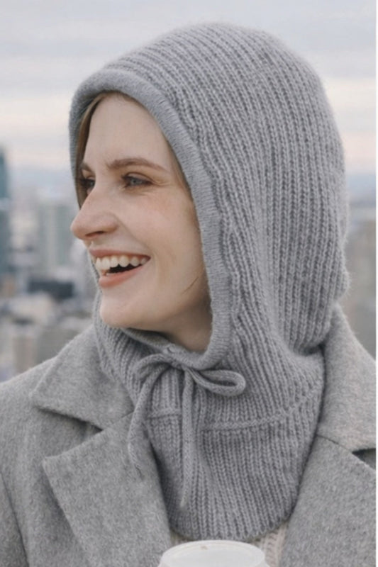 Capuche tricotée grise portée avec manteau d’hiver – doublure satin protectrice