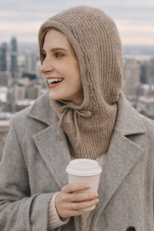 Capuche tricotée marron portée avec manteau d’hiver – doublure satin protectrice