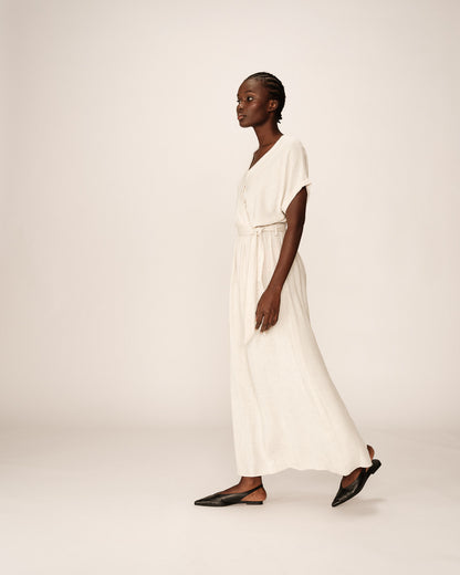 Judith Beige - Robe longue Élégante à Encolure Croisée et Taille Ceinturée